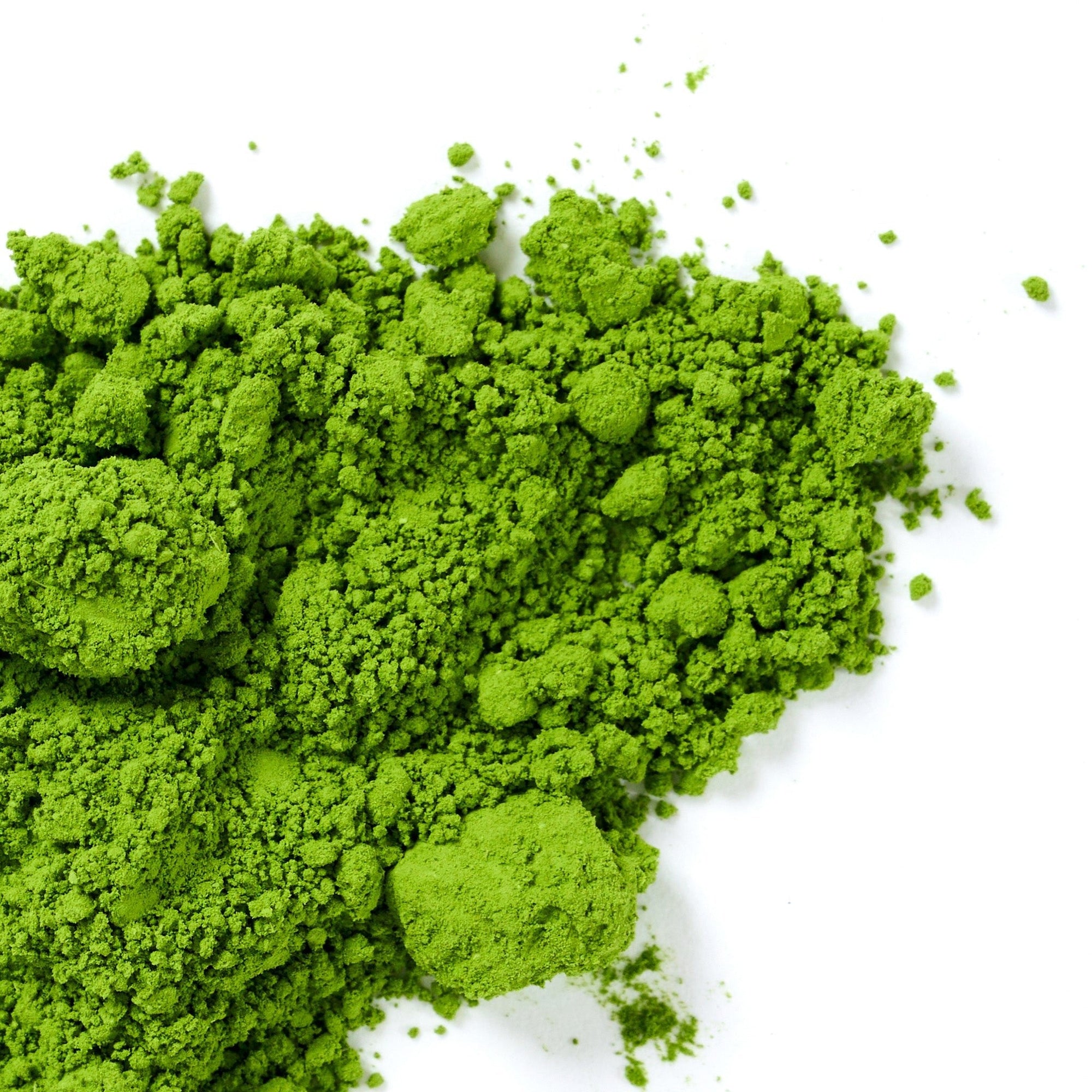 Gros plan sur la poudre de thé matcha noka l'authentique d'une superbe couleur verte