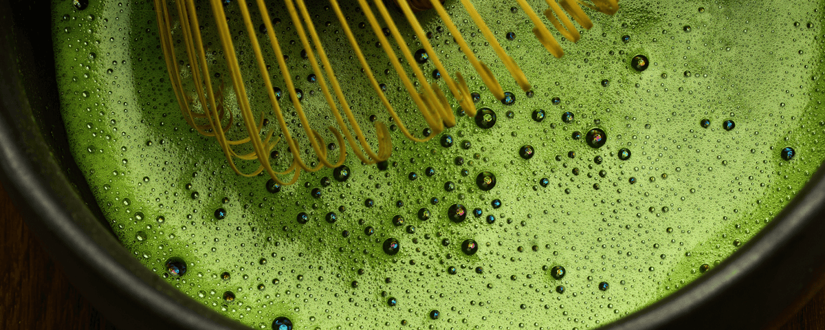 Matcha à l'eau froide ou chaude : le cold whisking change-t-il vraiment tout ?