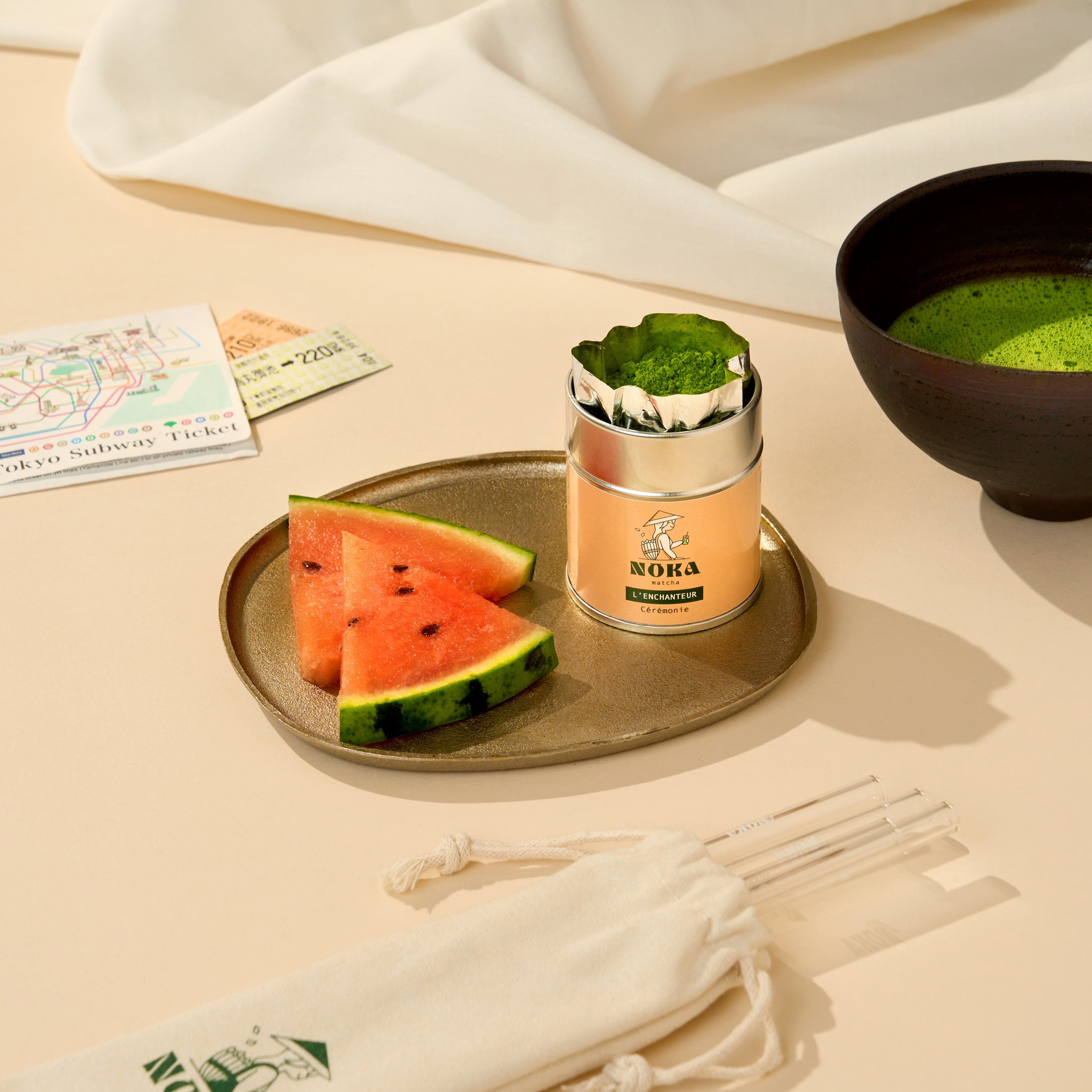 Visuel gourmand du matcha matcha l'enchanteur et des pailles
