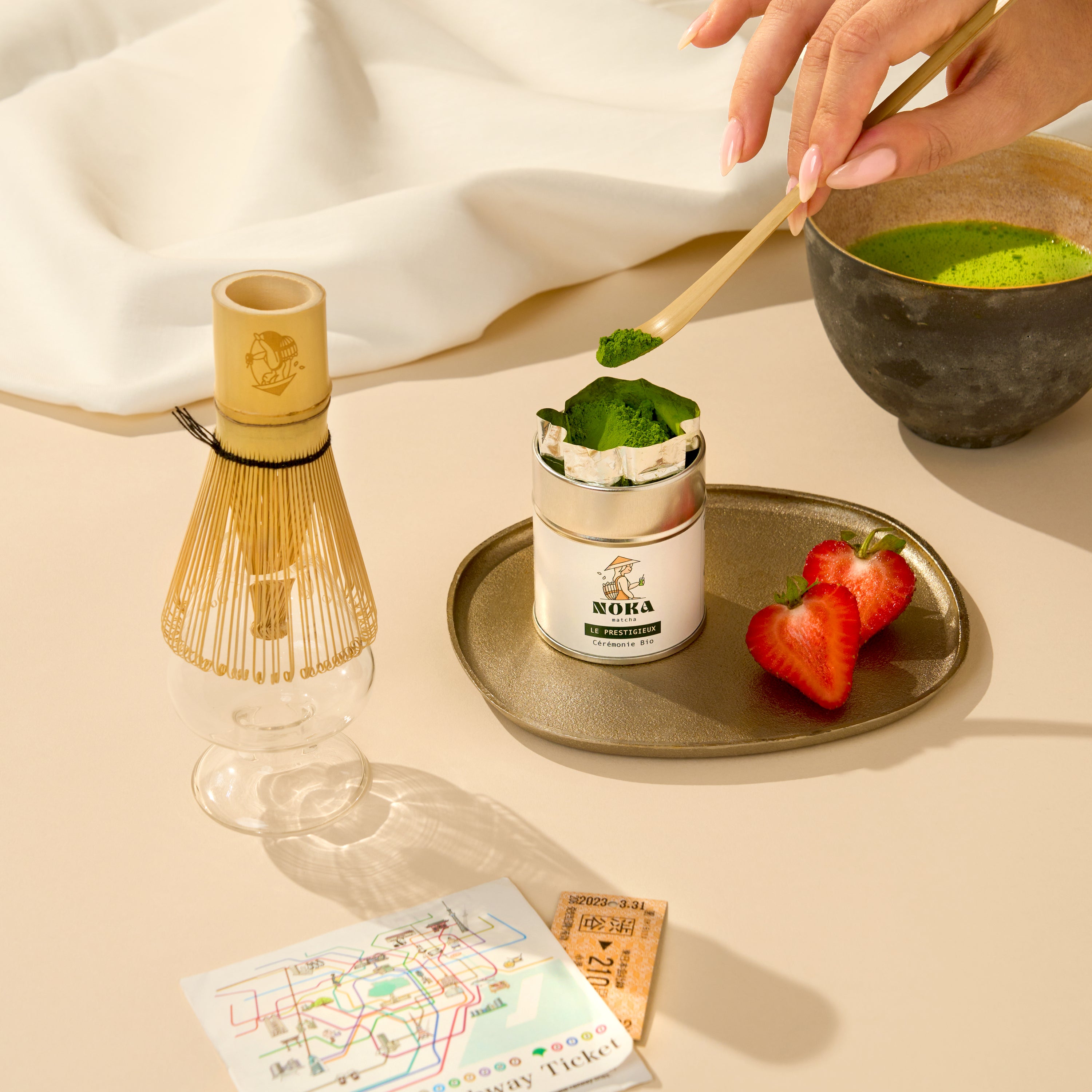 Visuel gourmand du matcha matcha le prestigieux et du fouet chasen