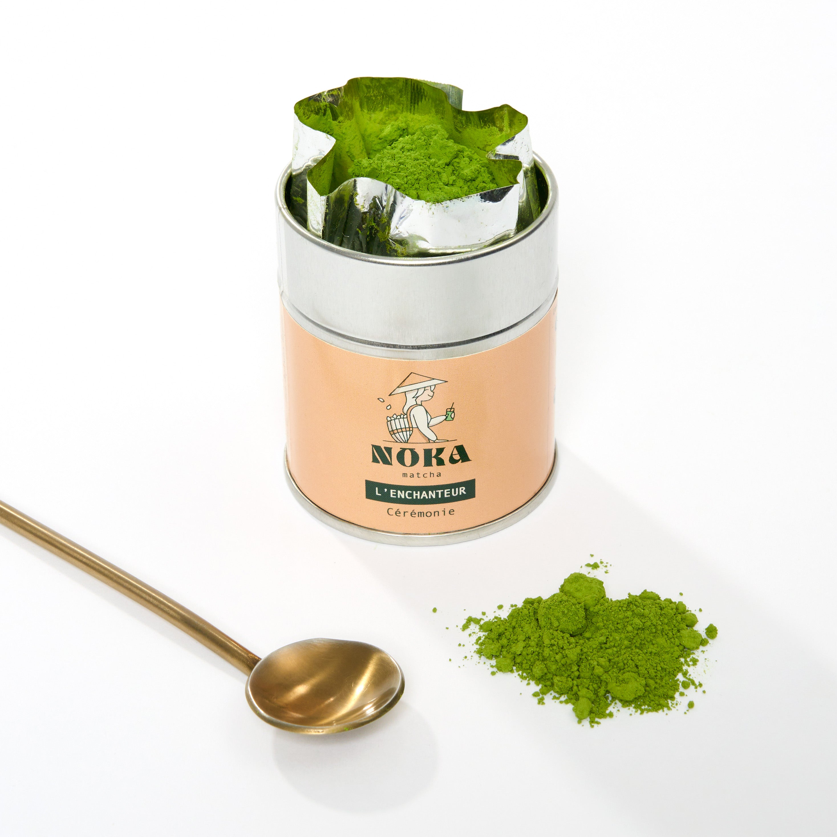 Visuel élégant du matcha noka l'enchanteur et sa poudre de thé à la couleur exceptionnelle