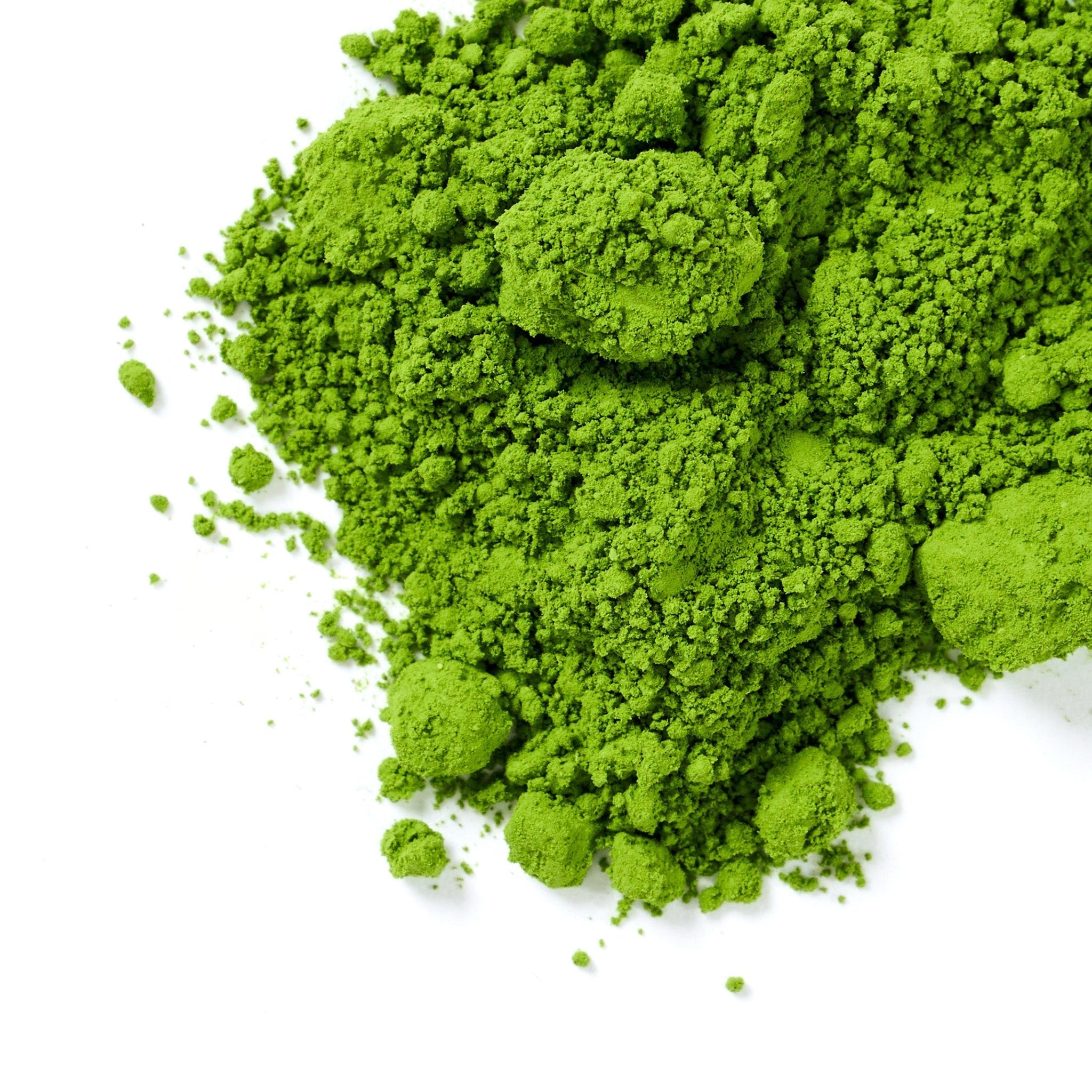 Gros plan sur la poudre de thé matcha noka le prestigieux d'une couleur verte magnifique