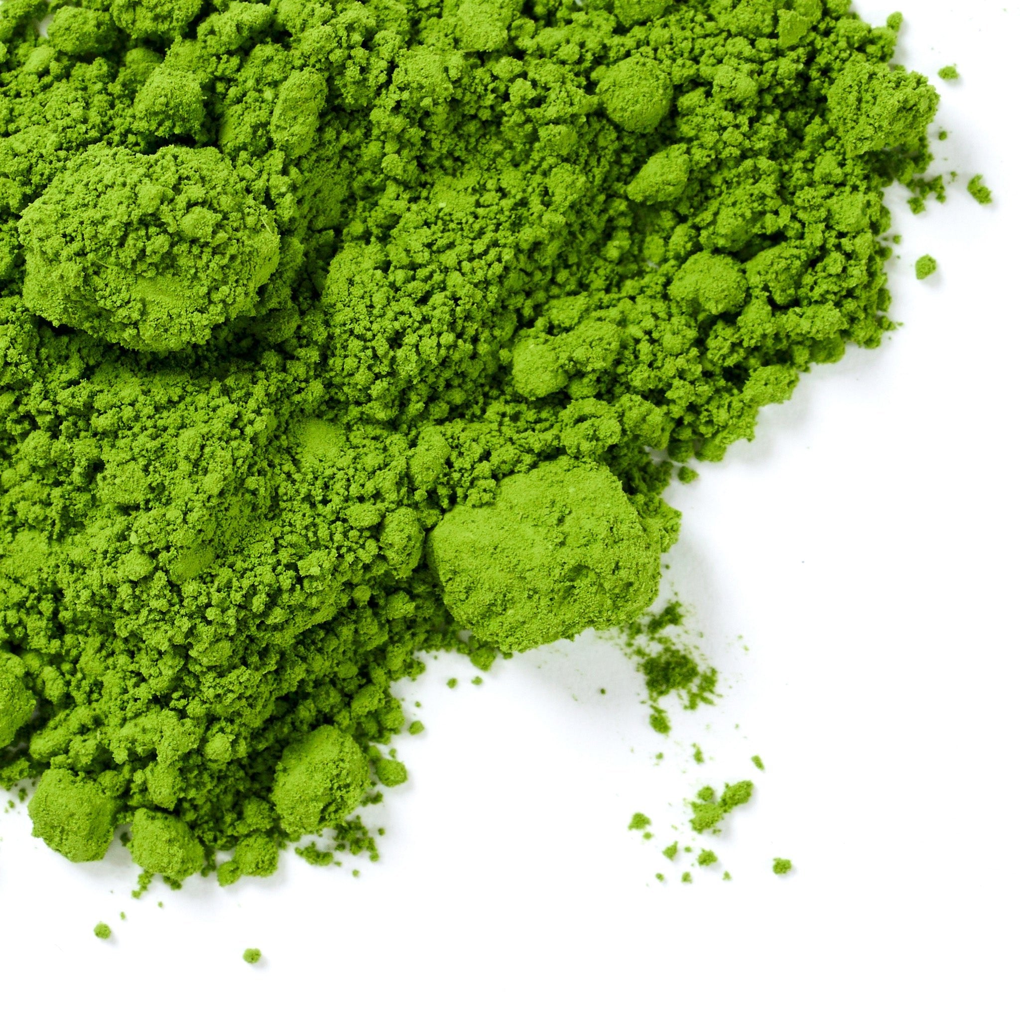 Gros plan sur la poudre de thé matcha noka l'enchanteur d'une couleur verte exceptionnelle